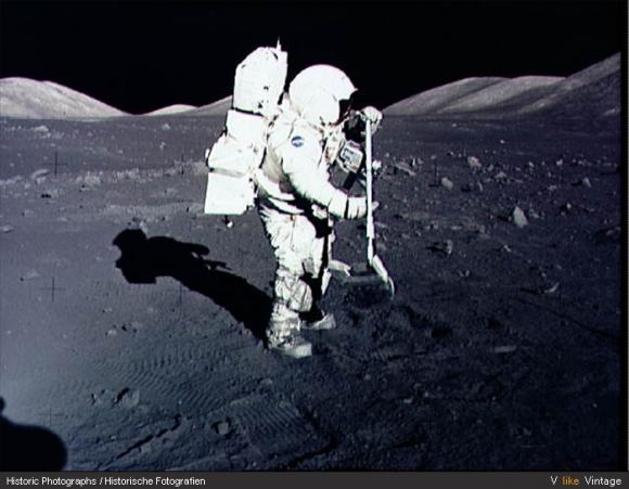 Raros objetos sobre la superficie lunar, en el cráter Guyot.