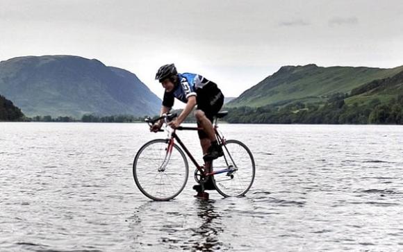 ¿Cómo lo hizo?: Flota con su bici en un lago de 75m de profundidad