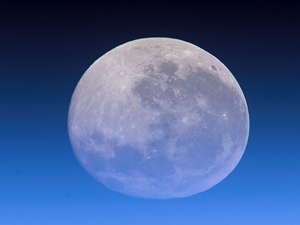 La Luna tiene cien veces más agua de lo que se pensaba