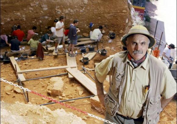 Descubren en Atapuerca los restos de un anciano de medio millón de años.