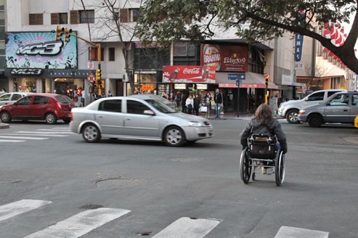 Estudiantes universitarios Argentinos diseñaron una silla de ruedas que se mueve por señales mioeléctricas