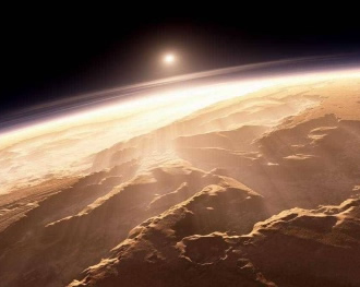 Misteriosos flujos oscuros brotan en verano en las laderas de Marte.