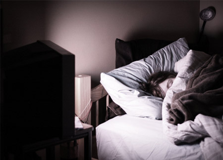 Dormir con la TV encendida aumenta el riesgo de depresión