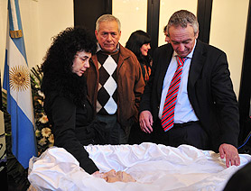 Personalidades del arte y de la política despiden los restos del “Chango” Farías Gómez.