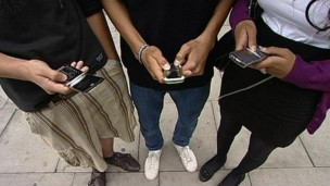 Los teléfonos pronto podrían cargarse con tan solo caminar