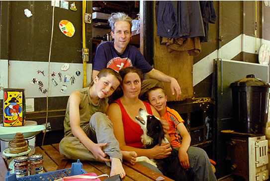 Familia británica podrá ir a cárcel por ser autosustentables