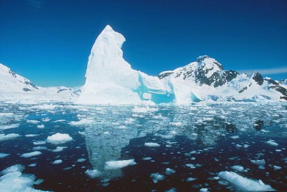 Derretimiento sustancial de grandes masas de hielo provocado por un pequeño aumento de temperatura.