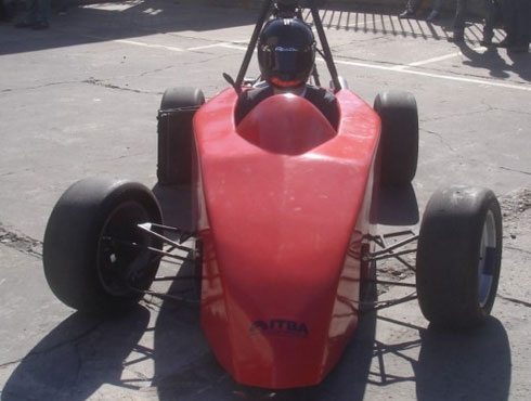 Estudiantes Argentinos de ingeniería fabrican auto de carrera