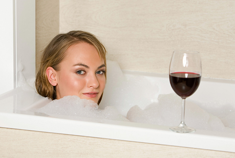 Una copa de alcohol al día mejora la salud de las mujeres.