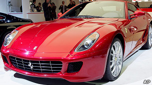 En Colombia la policía patrulla en un Ferrari