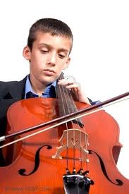 Tocar un instrumento le ayuda a oír mejor cuando envejece, dice estudio