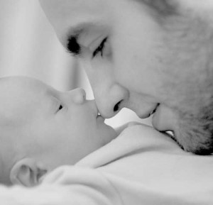 Ser padres reduce la testosterona en los hombres