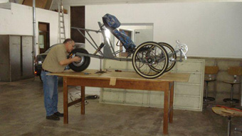 Docentes y estudiantes Argentinos construyen un auto solar para competir en el desierto