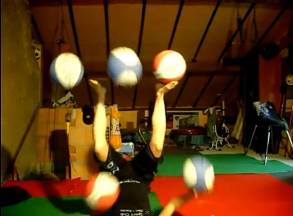 Un chica hace malabares al revés con cinco pelotas de baloncesto (Video)