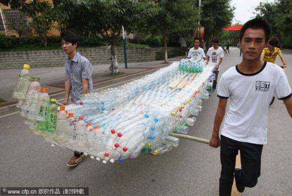 Un barco de botellas de plástico creado por estudiantes chinos (Fotos)