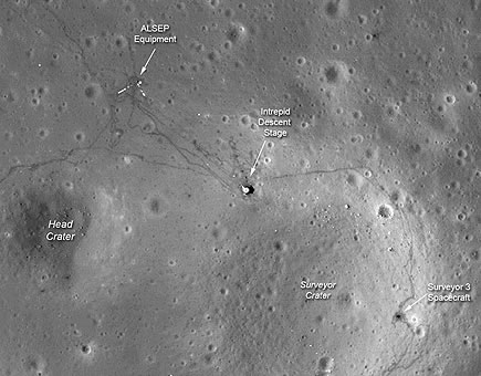 Nuevas fotos revelan rastros de los astronautas en la Luna.