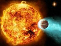 Un planeta está siendo destruido por la radiación de una estrella.