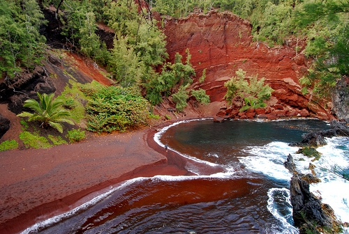 Kaihalulu, la playa roja de Hawaii