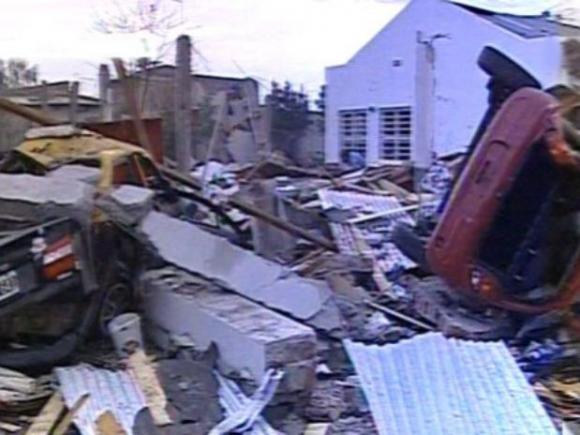 Misteriosa explosión deja un muerto, seis heridos y dos casas destruidas