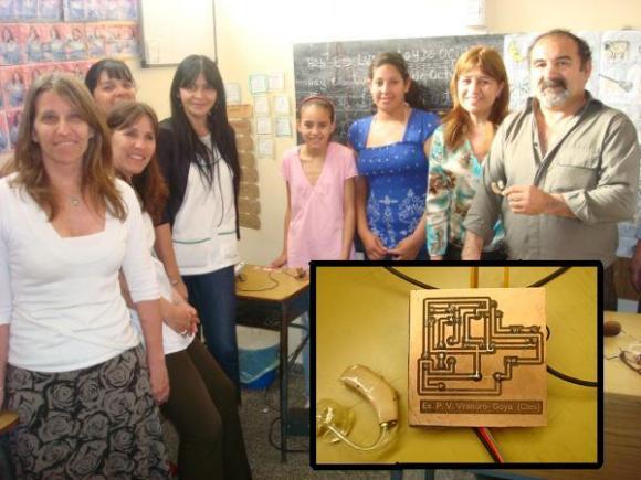Estudiantes de escuelas técnicas Argentinas fabrican e instalan un dispositivo económico que ayuda a los alumnos con hipoacusia‏
