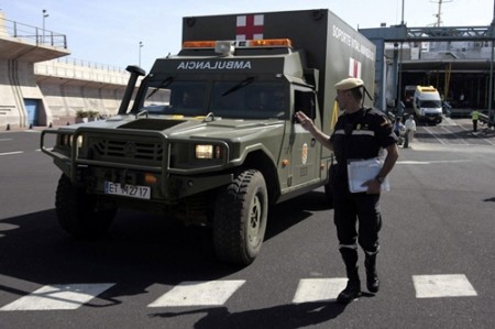 El Gobierno de Canarias alerta por radio a todos los operativos de El Hierro de la inminente erupción volcánica a 12 kilómetros de la Isla.