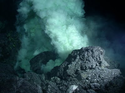 Una erupción volcánica submarina, germen de la vida alternativa en la Tierra