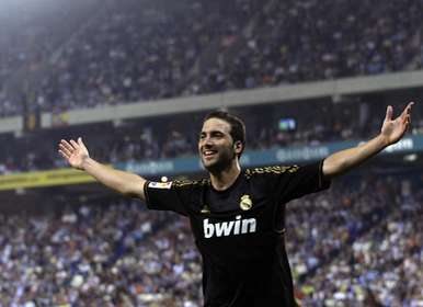 Sacate el sombrero - Higuaín, con un hat-trick, fue la gran figura en el 4-0 sobre el Espanyol.