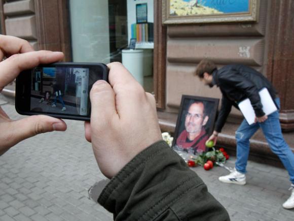 Los que lucran con la muerte de Steve Jobs