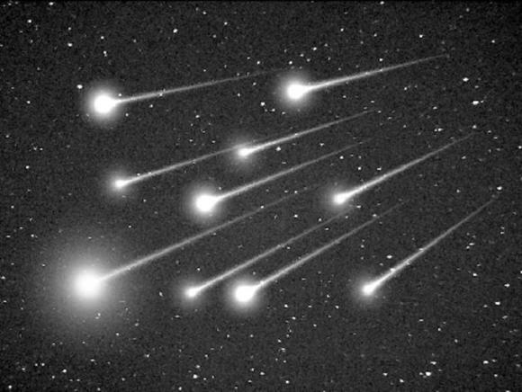La lluvia de estrellas dracónidas alcanza una intensidad de un meteoro por minuto.