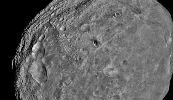 Viaje a un asteroide gigante y a un planeta enano