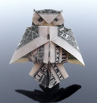 Origami hecho con billetes de dolar