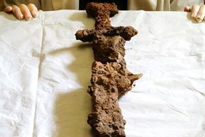 Descubren un barco vikingo intacto, con su guerrero adentro