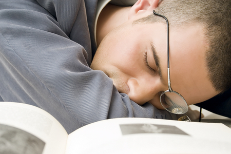 Dormir una siesta ayuda a estudiar.