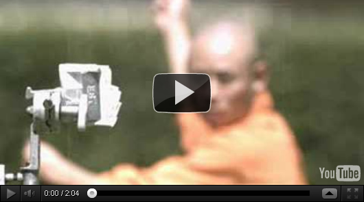 Monje shaolín atraviesa una vidrio solo con una aguja