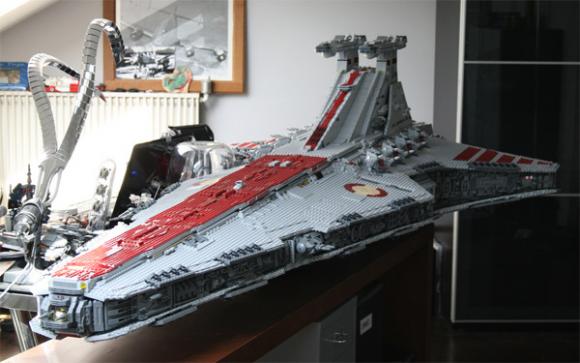 Nave Destructor de La Guerra de las Galaxias hecha de legos.