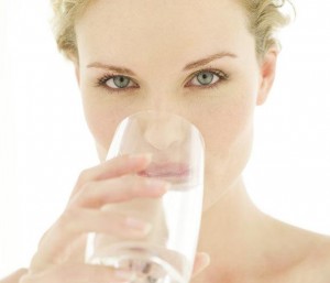 Otra razón para beber agua: no hacerlo podría elevar el azúcar en sangre