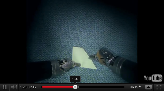 Haciendo un avioncito de papel con un robot cirujano