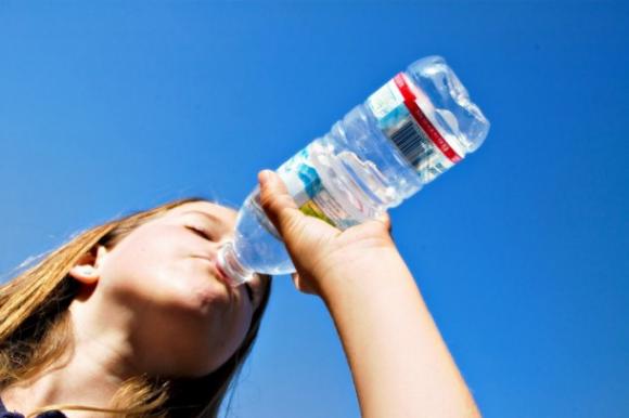 Dos litros de agua para combatir las arrugas