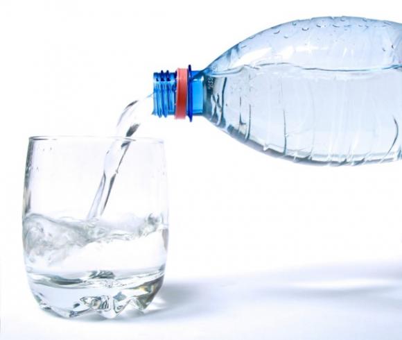 Beber dos vasos de agua antes de las comidas ayuda a adelgazar
