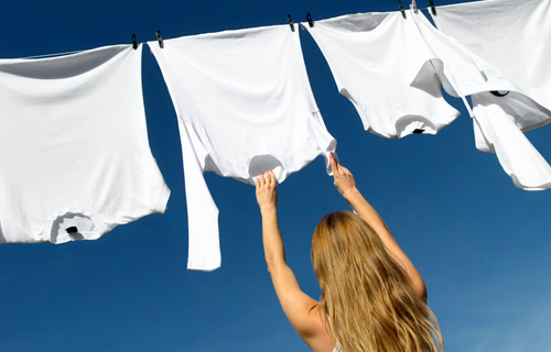 La ropa blanca, ¿realmente es más fresca?