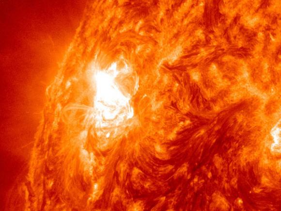 Gigantesca mancha solar apunta hacia la Tierra