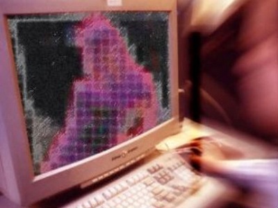 El Papa pidió detener la difusión pornográfica en internet
