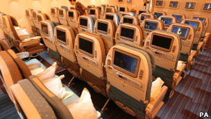 ¿Por qué los asientos de pasajeros en los aviones no miran hacia atrás?