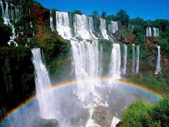 Las cataratas de Iguazú y el Amazonas, elegidas maravillas de la naturaleza.