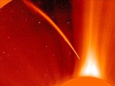 Impresionante video: un cometa gigante se estrella contra el Sol