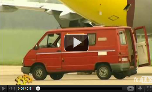 Turbina de un avión destruyendo una camioneta