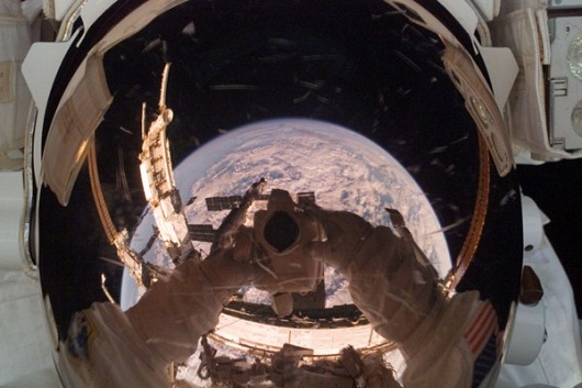 ¿Por qué el traje de los astronautas es blanco?