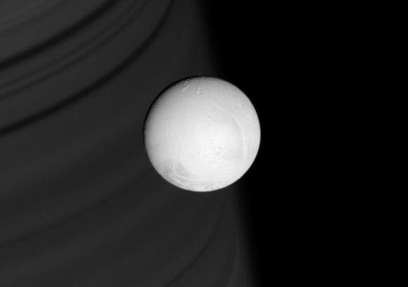 Nieve en una luna de Saturno