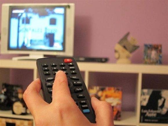 Demasiadas horas frente al televisor aumenta el riesgo de depresión en mujeres mayores