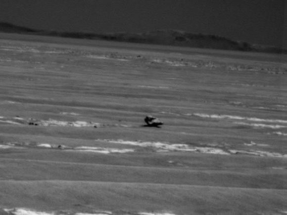 ENCUENTRA NASA EXTRAÑA ROCA OSCURA QUIZAS UN METEORITO DE HIERRO EN SUELO DE MARTE